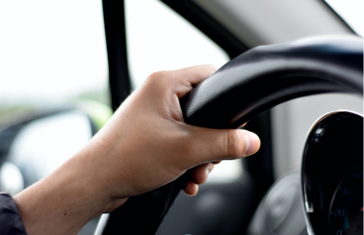 main sur un volant en conduite